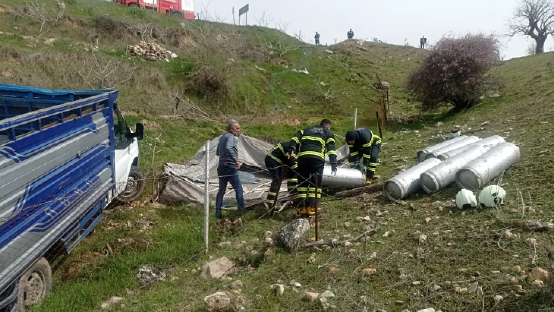 Siirt'te facianın eşiğinden dönüldü! Tüp yüklü kamyonet şarampole uçtu 2 kişi yaralandı