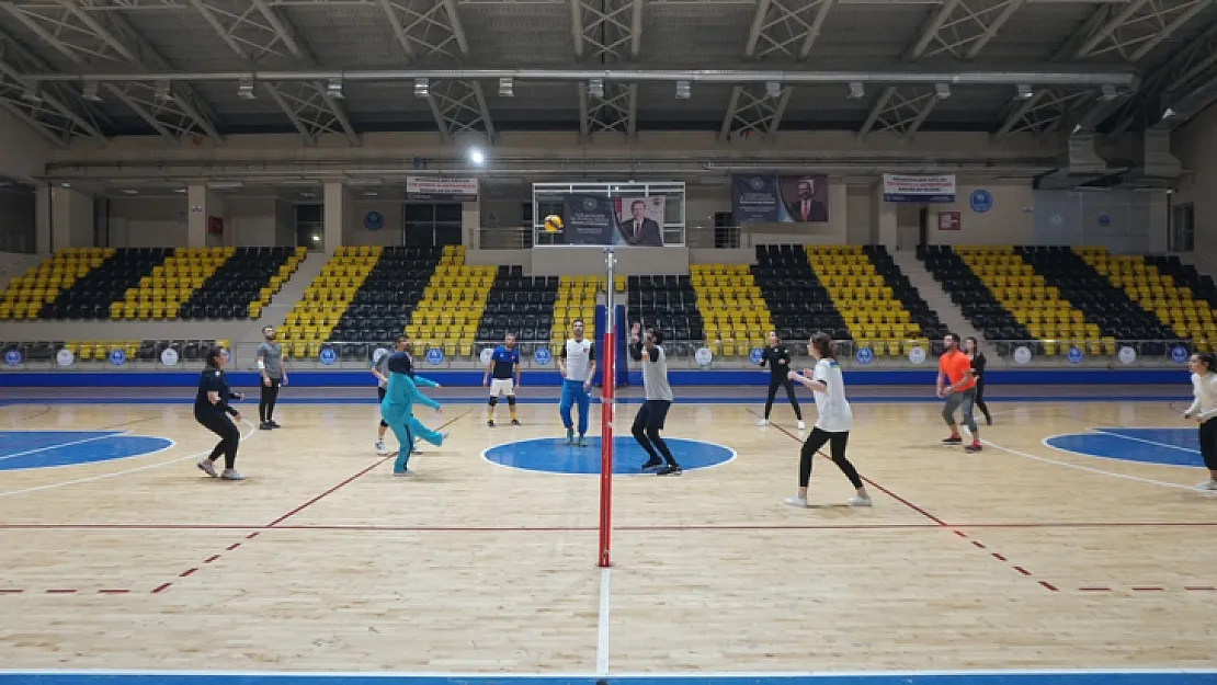 Siirt'te Farklı Meslek Grupları Günün Stresini ve Yorgunluğunu Voleybol Maçı İle Atıyorlar