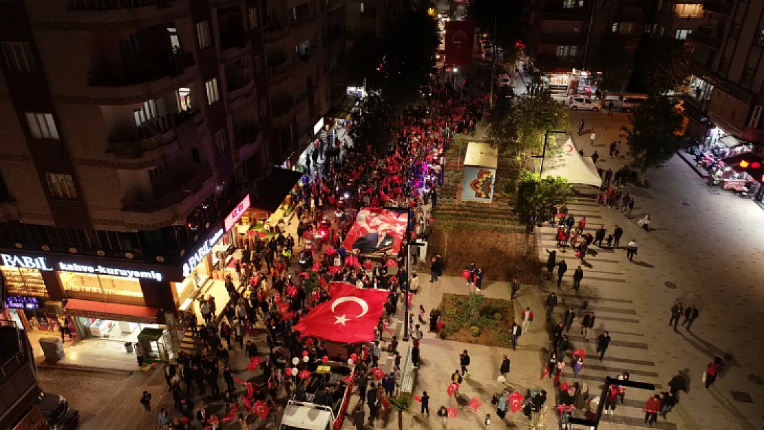 Siirt'te Fener Alayı Düzenlendi ve Havai Fişek Gösterisi Yapıldı