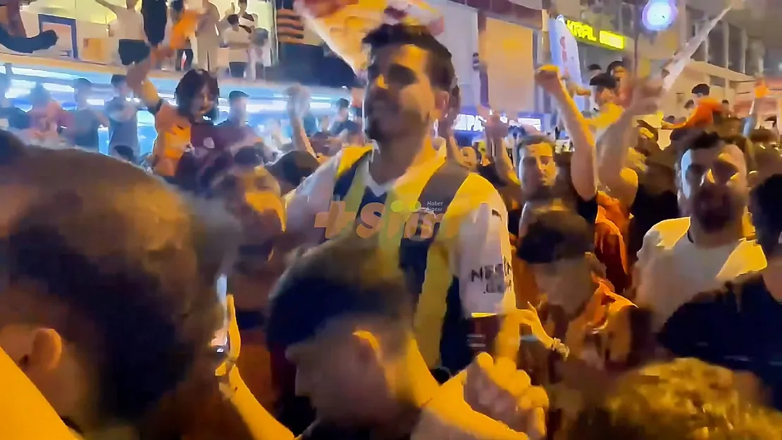 Siirt'te Fenerbahçeli Taraftar Galatasaray'ın Şampiyonluk Kutlamasına Katıldı: ''Artık Galatasaraylıyım''