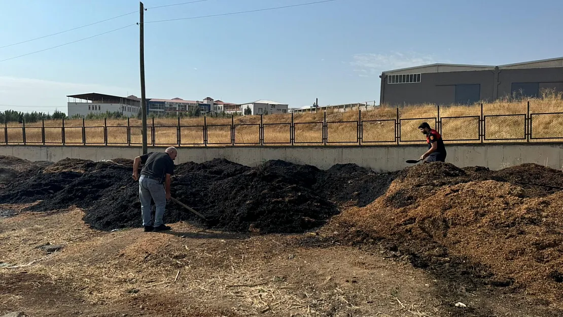 Siirt'te Fıstık Kabukları Alev Aldı! Yangının Organize Sanayi Bölgesine Sıçraması Önlendi