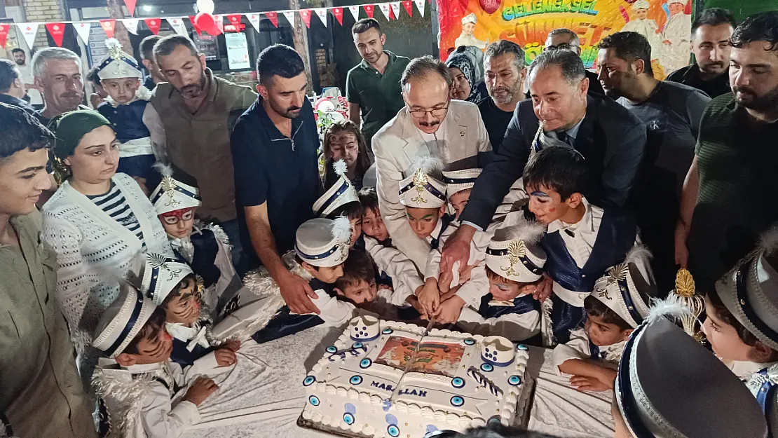 Siirt'te Geleneksel Sünnet Şöleni Coşkusu: 26 Çocuk Erkekliğe İlk Adımını Attı