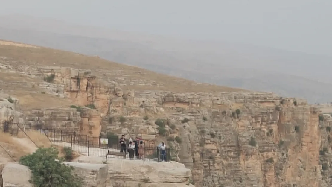 Siirt'te Genç Kadın Delikli Taş'tan Atladı