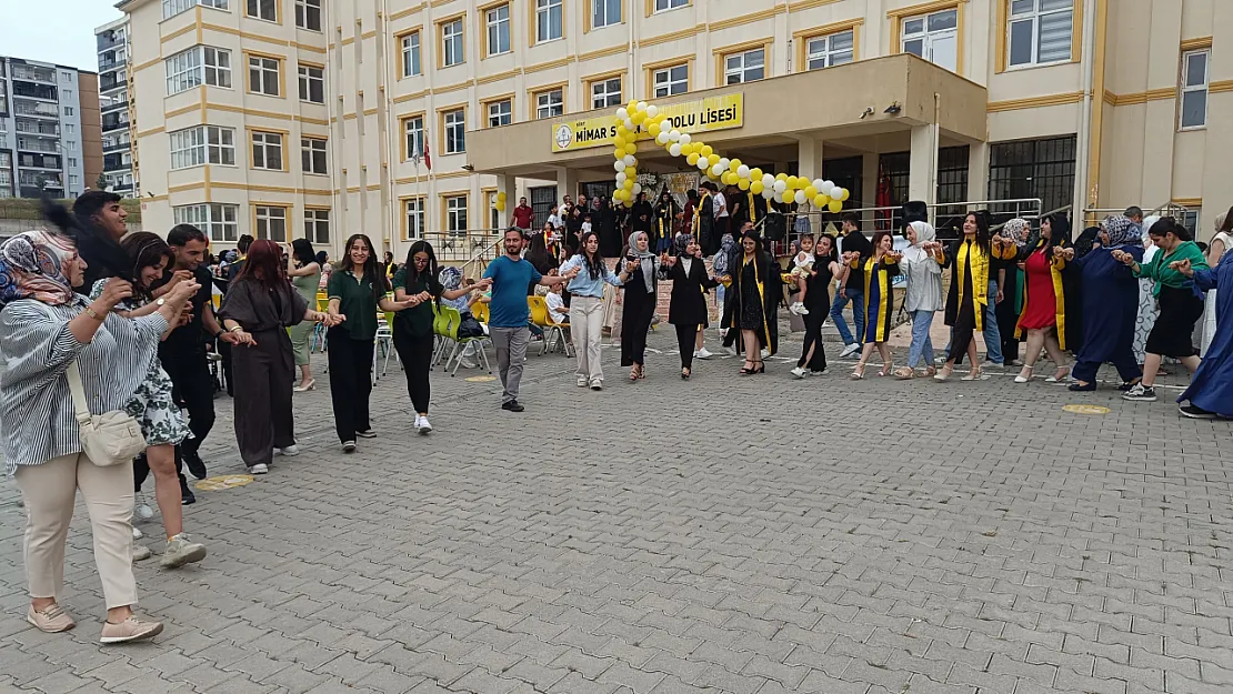 Siirt'te Gençler Mezuniyet Töreniyle Hayata İlk Adımı Attı
