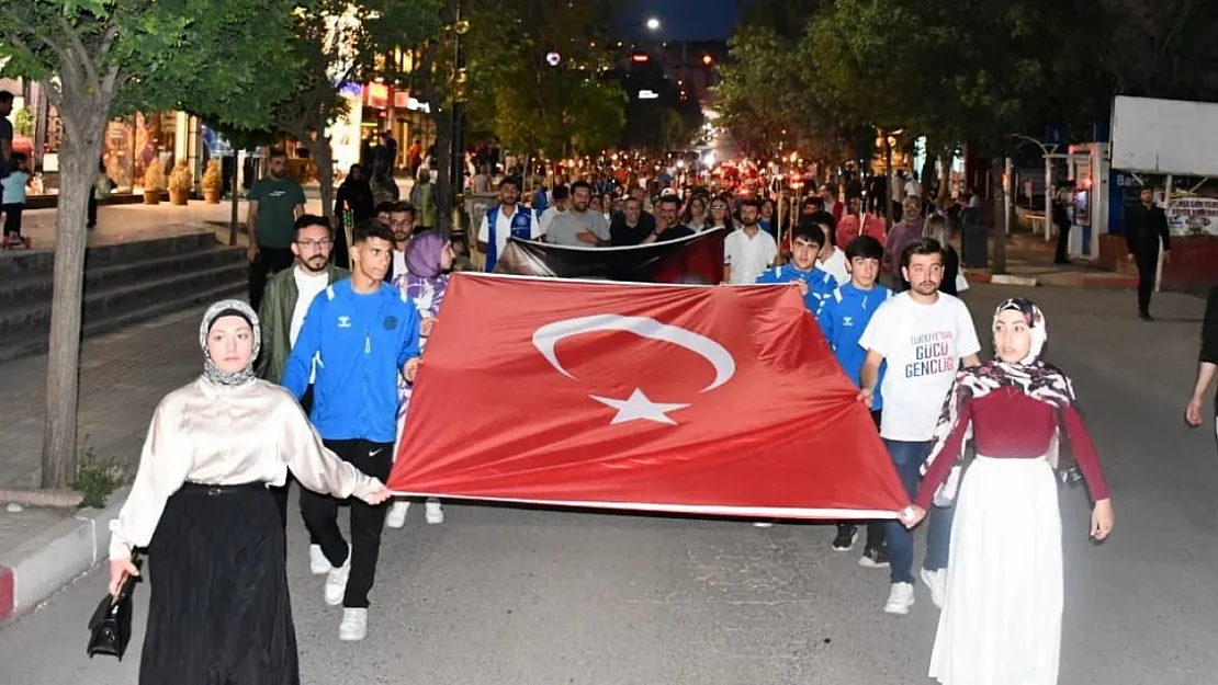 Siirt'te Gençlik Haftası Fener Alayı ile Kutlandı