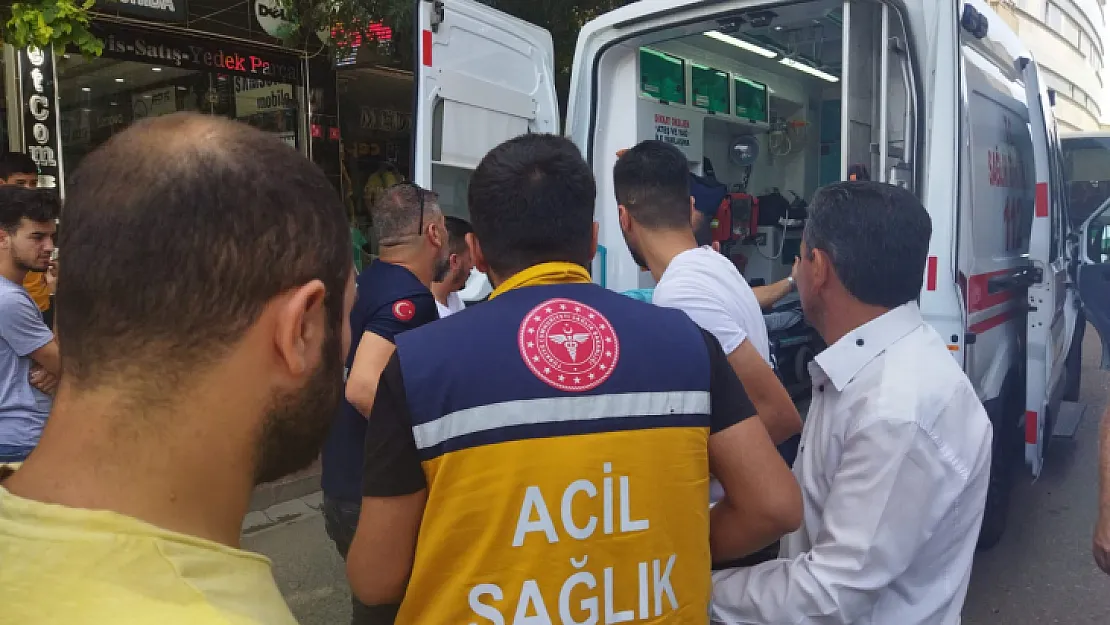 Siirt'te Geri Geri Gelen Aracın Altında Kalan Vatandaş Yaralandı