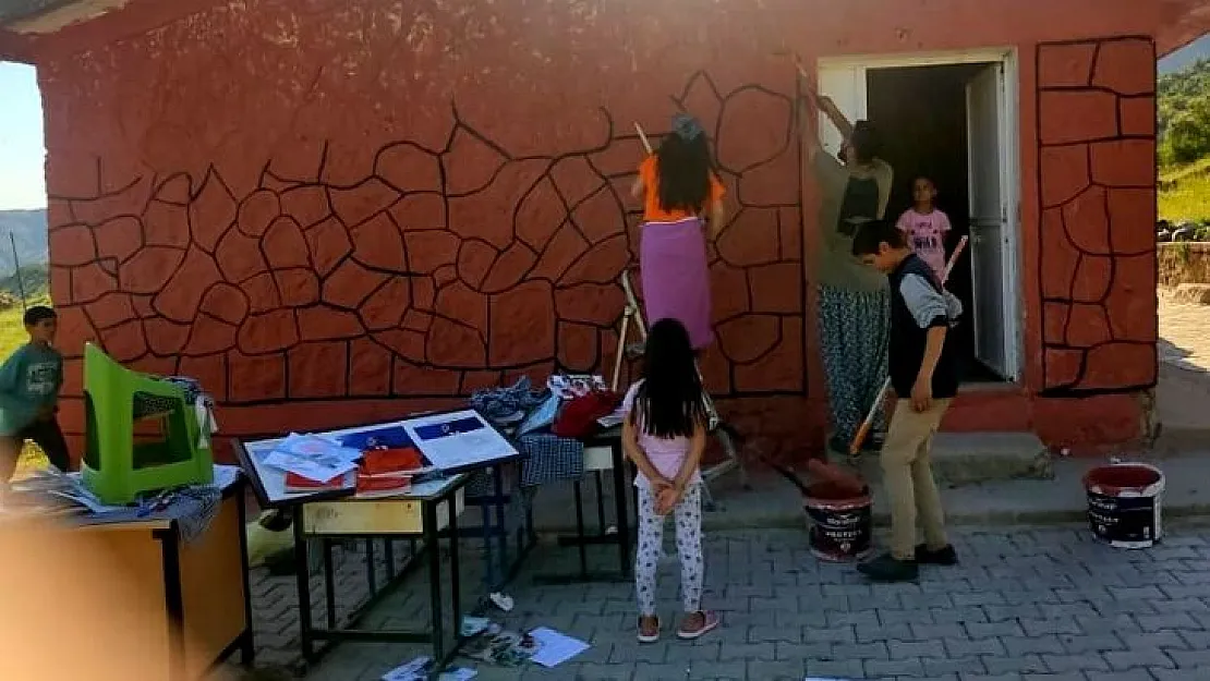 Siirt'te Gönüllü Gençler Köy Okulunda Okuyan Çocuklara Unutamayacakları Gün Yaşattı!