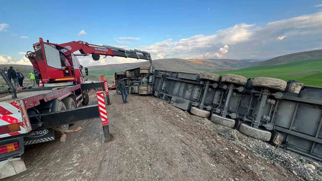 Siirt'te güneş paneli taşıyan tır devrildi: 1 yaralı