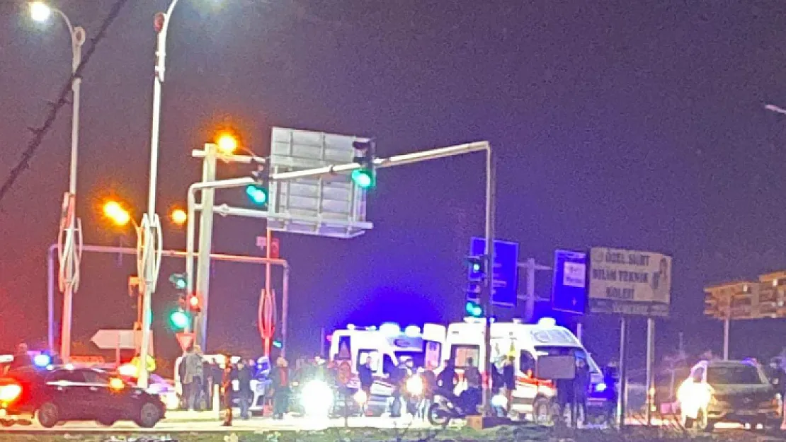 Siirt'te Hafif Ticari Araç ile Motosiklet Çarpıştı: 1 Ağır Yaralı