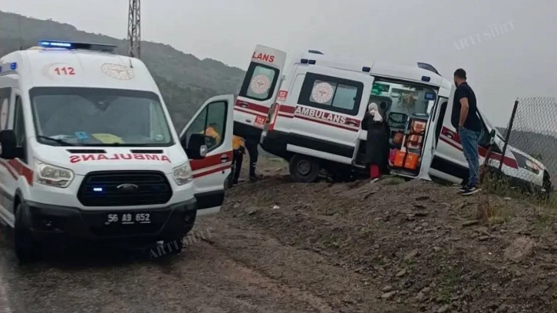 Siirt'te Hamile Kadını Taşıyan Ambulans Kaza Yaptı!