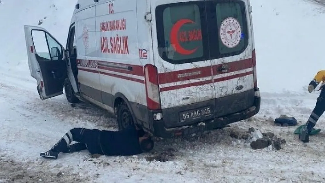 Siirt'te Hasta Kurtarmaya Giden Ambulans Karda Mahsur Kaldı!