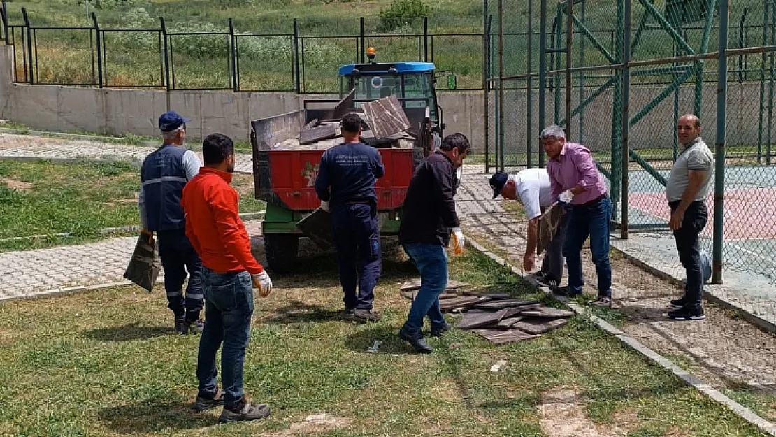 Siirt'te Hayvanların Otlatıldığı  Çocuk Parkında Yoğun Çalışma Başlatıldı! Vatandaşlar Belediyeye Teşekkür Etti