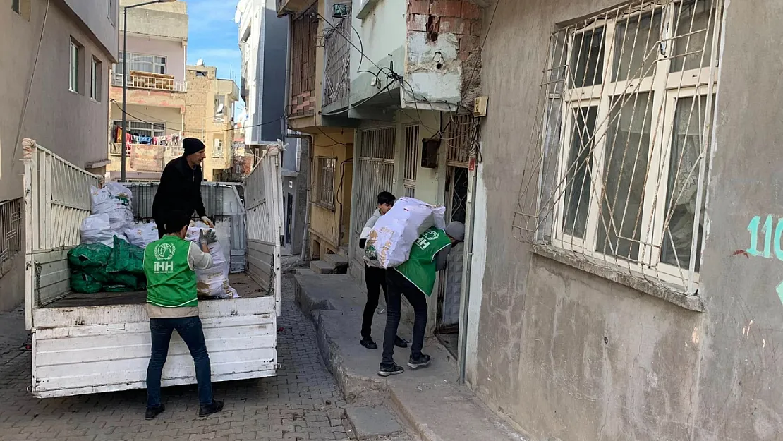 Siirt'te İhtiyaç Sahiplerine Yakacak Yardımı