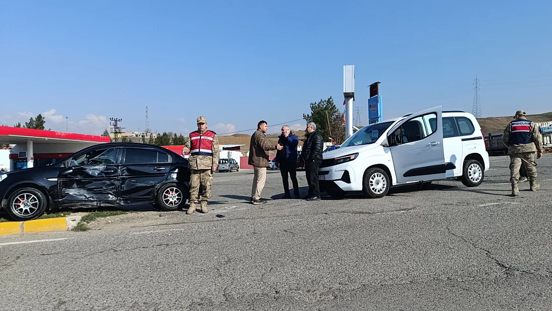 Siirt'te İki Araç Çarpıştı: Maddi Hasar Meydana Geldi