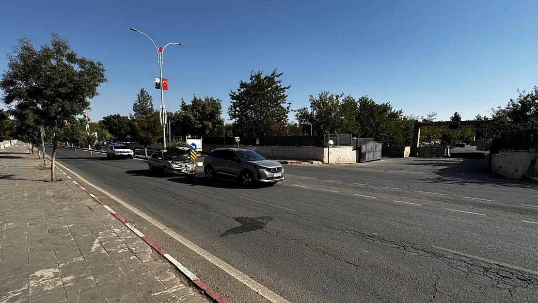 Siirt'te İki Araç Çarpıştı: Şans eseri Yaralanan Olmazken Araçlarda Maddi Hasar Oluştu