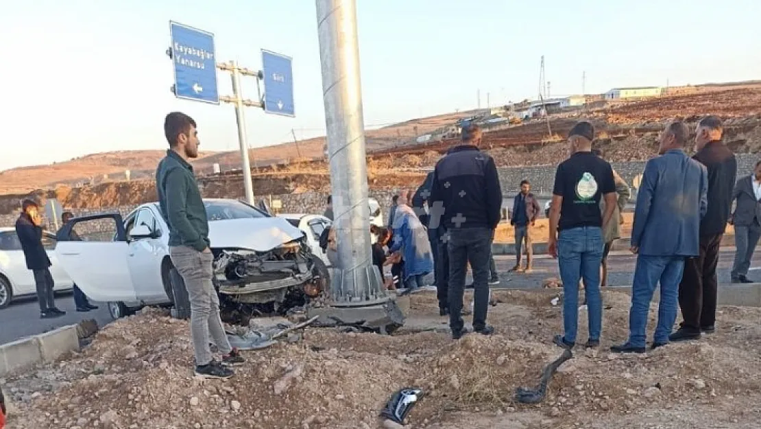 Siirt'te İki Araç Kafa Kafaya Çarpıştı: Çok Sayıda Yaralı Var