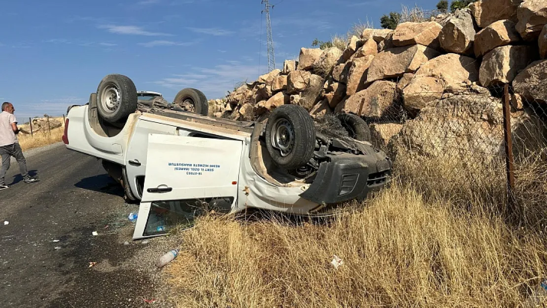 Siirt'te İl Özel İdaresi ekiplerini taşıyan bir araç devrildi 3 kişi yaralandı.