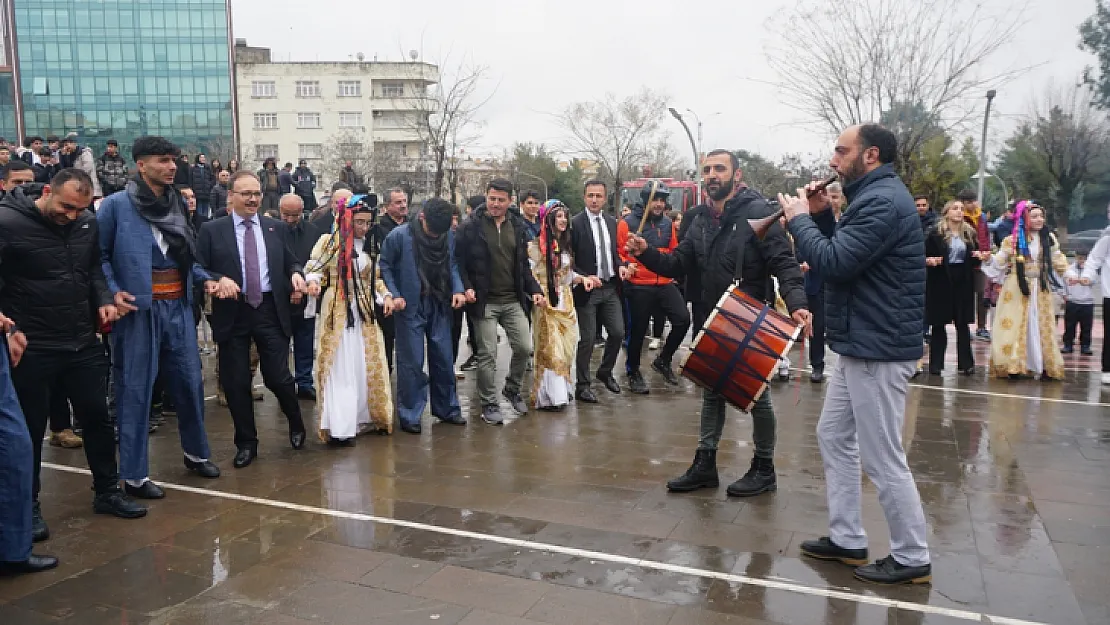 Siirt'te İl Protokolü Halaylarla Nevruz Bayramını Kutladı!