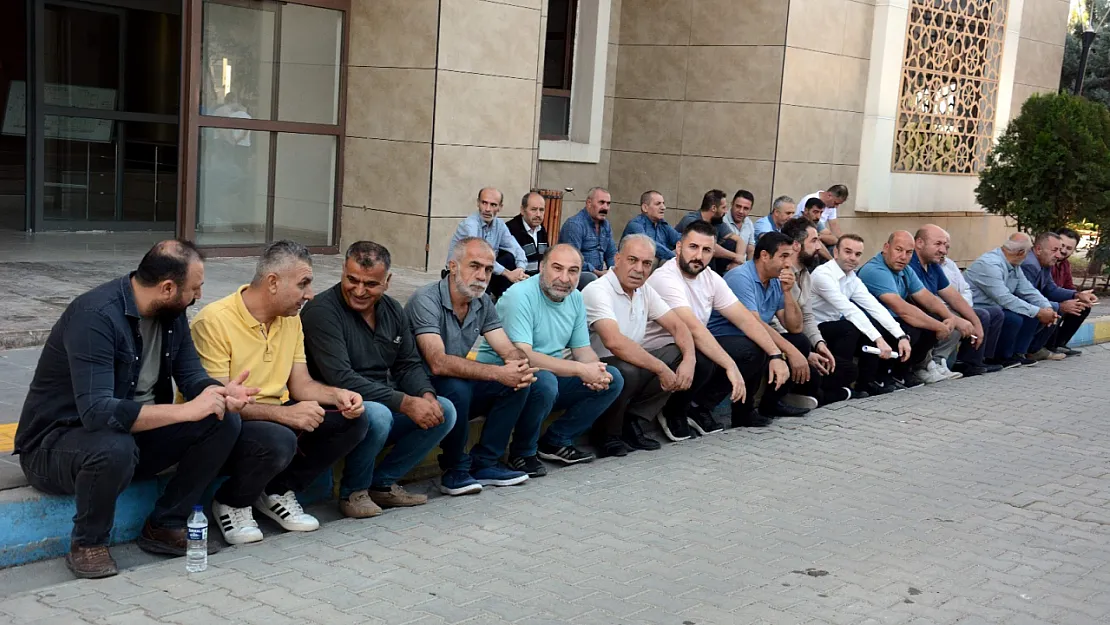 Siirt'te geçim şartlarını protesto eden işçiler oturma eylemi yaptı