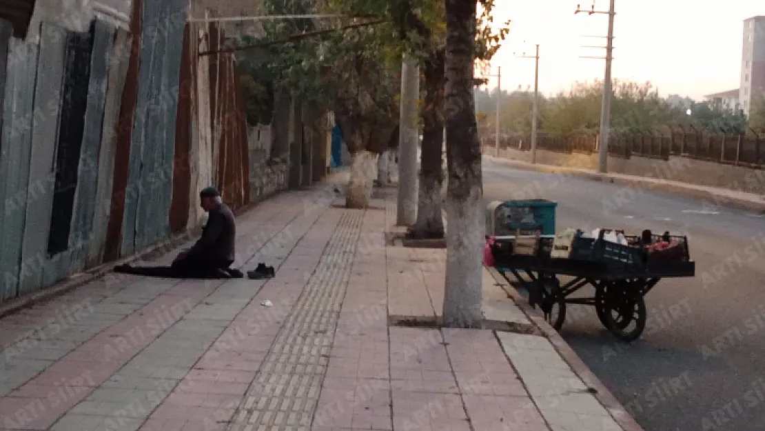 Siirt'te İşini Bırakıp Kaldırımda Namaza Durdu