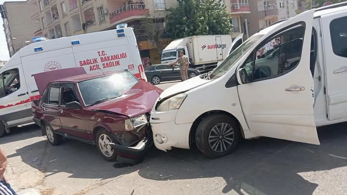 Siirt'te Jandarma Komutanlığı Önünde Trafik Kazası: 1 Kişi Yaralandı