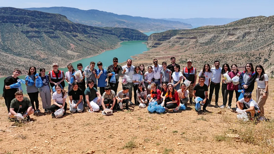 Siirt'te Jandarma ve Gençler Botan Vadisinde Çevre Temizliği Yaptı!