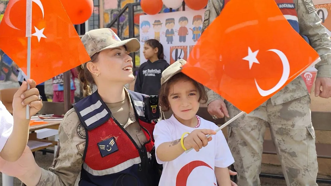 Siirt'te Jandarmadan 23 Nisan Sürprizi: Minik Yüreklere Bayram Coşkusu