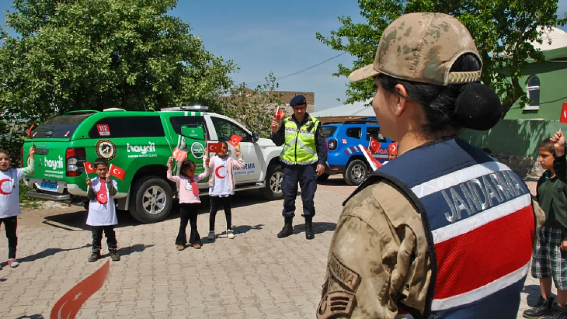 Siirt'te Jandarmadan' Güvenli Okul, Güvenli Gelecek Projesi' Kapsamında Okul Ziyareti