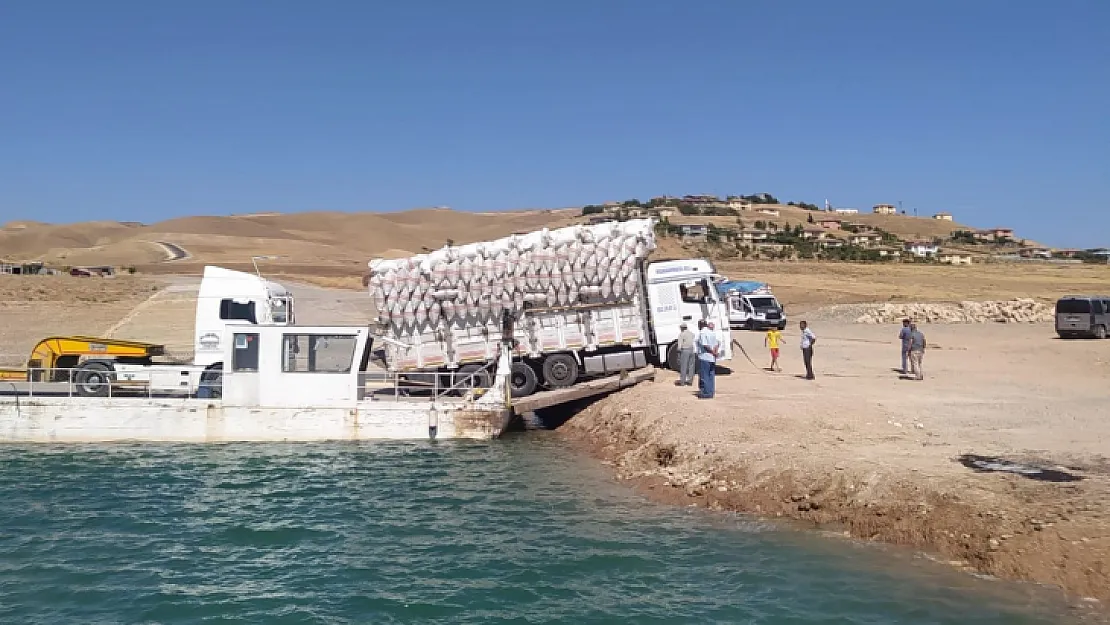 Siirt'te Kamyon Feribotun Kapısına Asılı Kaldı!