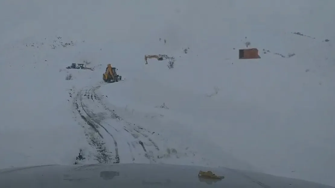 Siirt'te Kapanan 11 Köy Yolu Ulaşıma Açıldı, Mahsur Kalan 8 Öğrenci Kurtarıldı