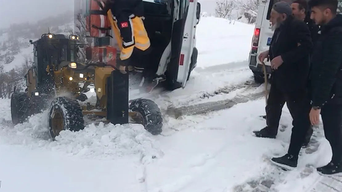 Siirt'te kapanan karlı yolda mahsur kalan vatandaş için ekipler seferber oldu