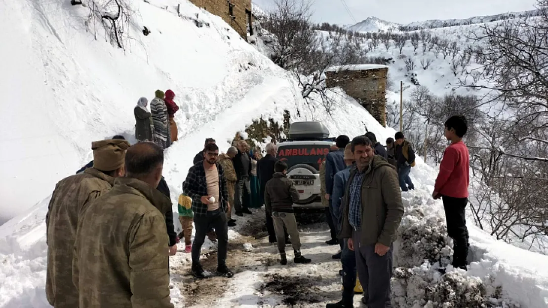 Siirt'te kapanan köy yolları açıldı, mahsur kalan hastalar kurtarıldı