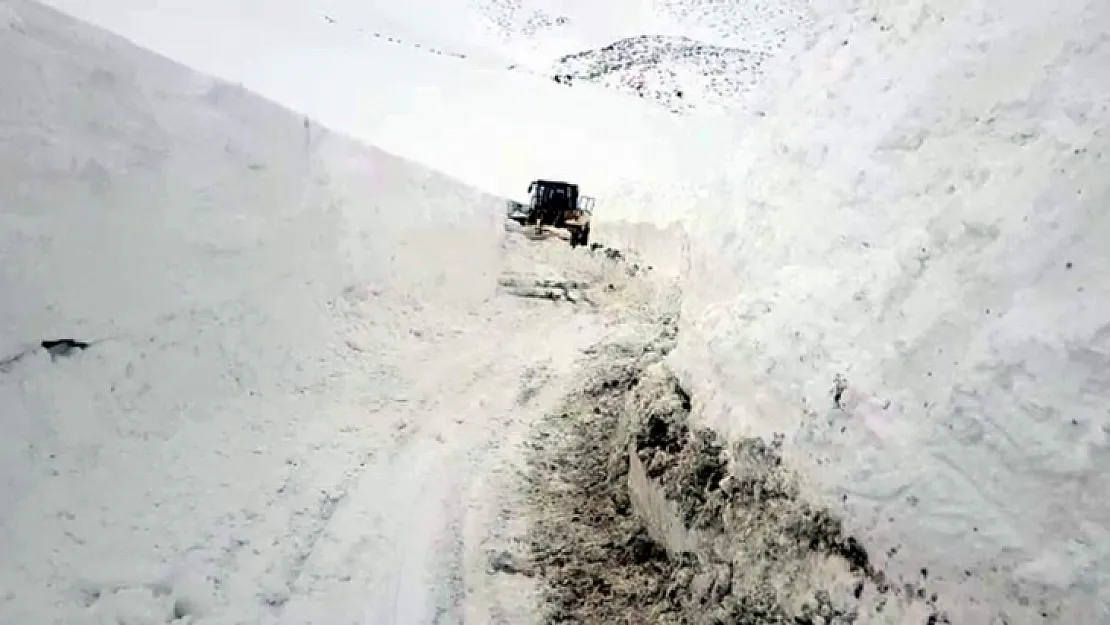 Siirt'te kar kalınlığı 5 metreyi aştı