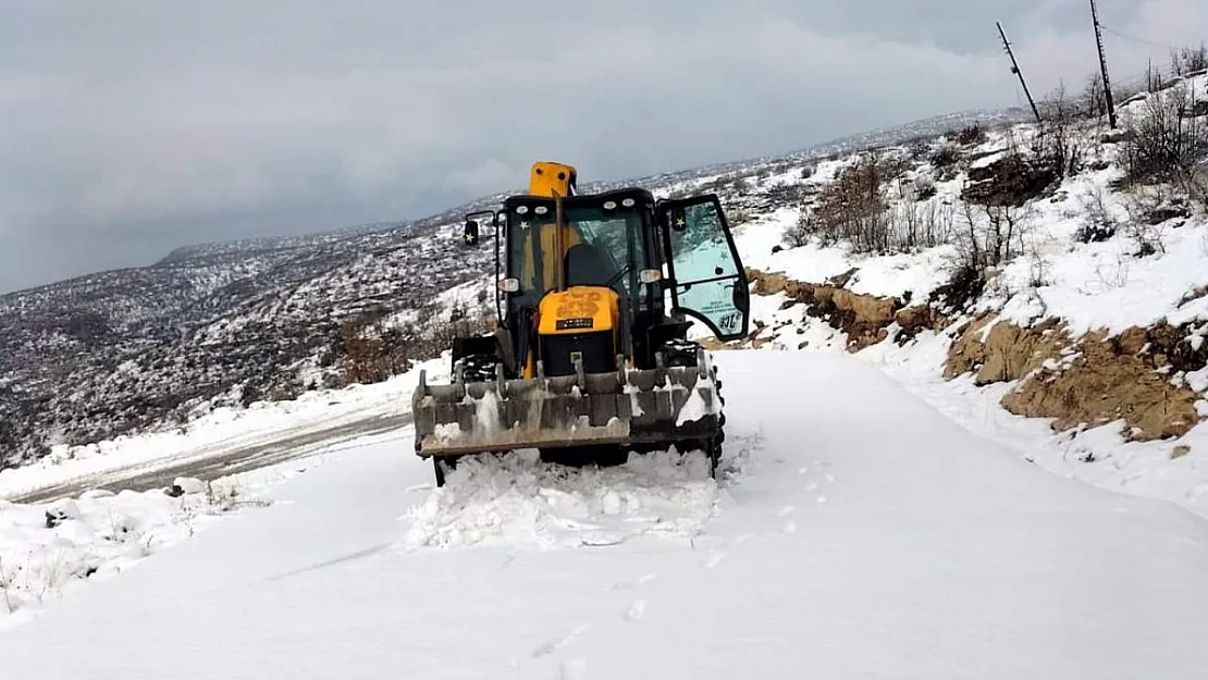 Siirt'te kar nedeniyle kapanan köy yolları açıldı