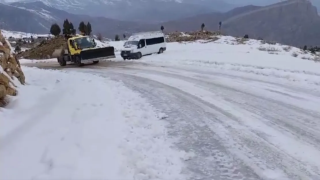 Siirt'te Kar Yağışı Etkisini Gösterdi: 99 Köy Yolu Kapandı