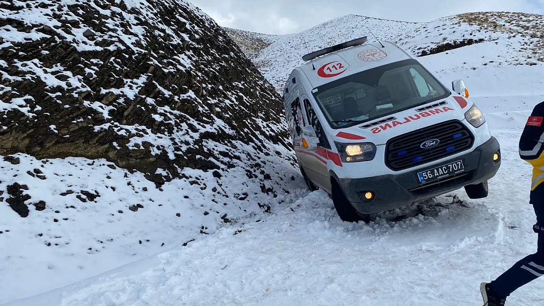 Siirt'te Kar Yağışı Nedeniyle Mahsur Kalan Ambulans Kurtarıldı