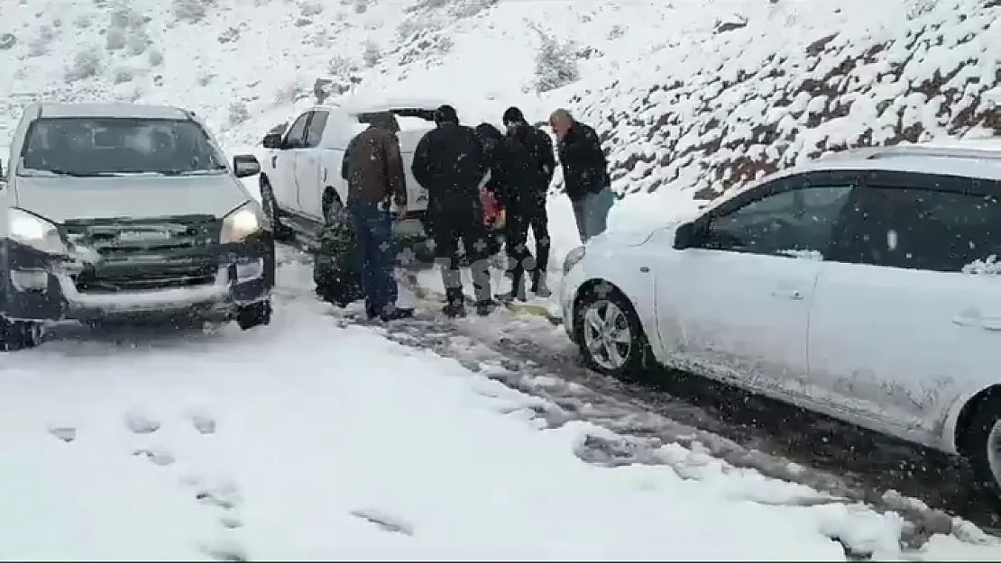 Siirt'te karda mahsur kalan 8 araç ekipler tarafından kurtarıldı