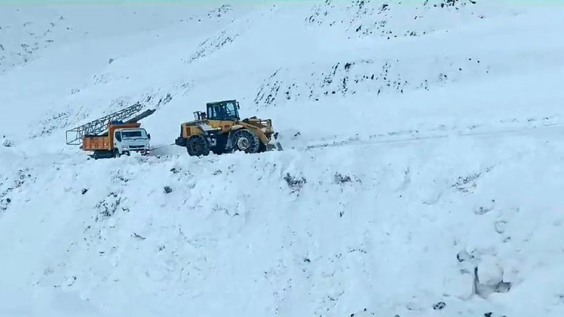 Siirt'te karda mahsur kalan DEDAŞ ekipleri kurtarıldı