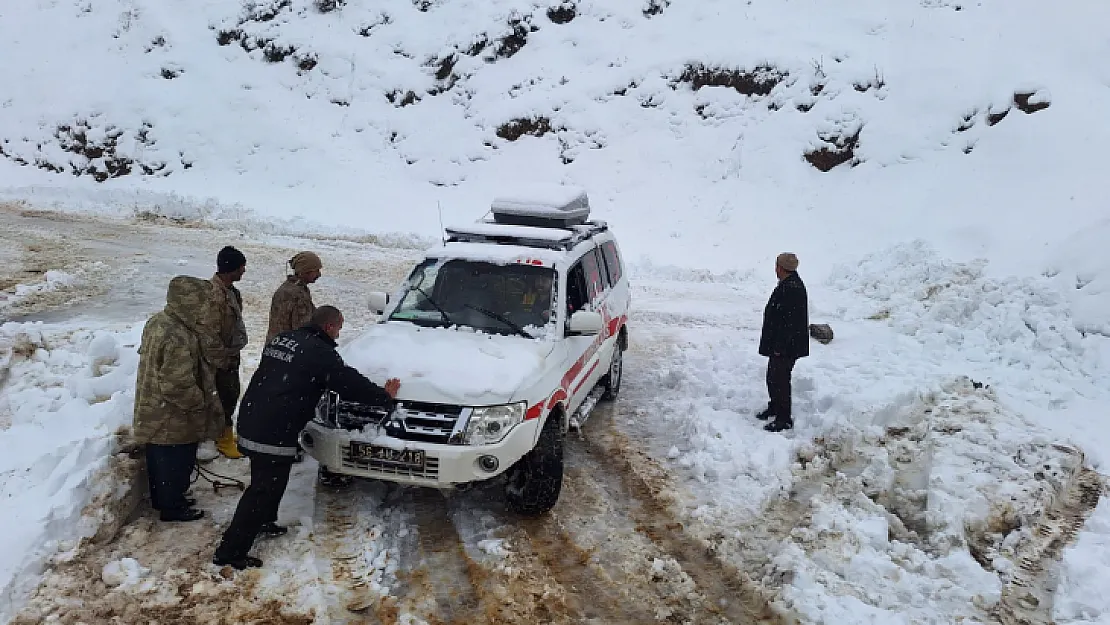 Siirt'te karda mahsur kalan ambulans kurtarıldı