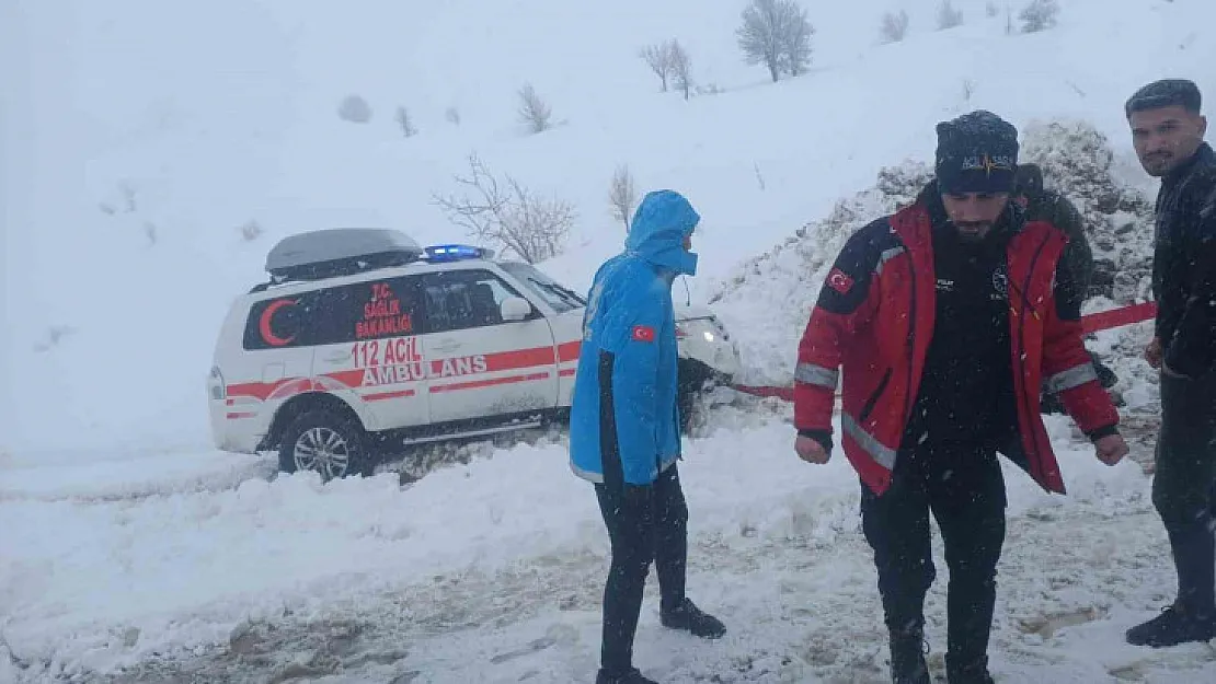 Siirt'te kardan kapanan yolda mahsur kaldığı araçlar kurtarıldı