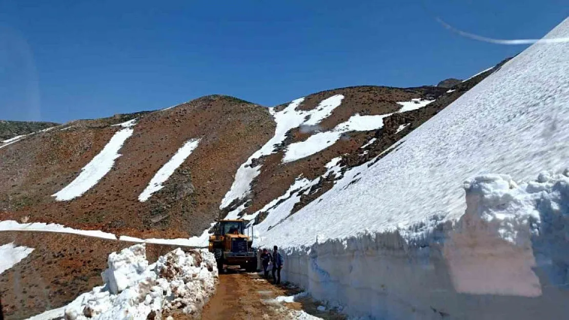 Siirt'te kaya parçaları ve kar yolları kapattı, ekiplerin çalışmaları sonucu yol ulaşıma açıldı