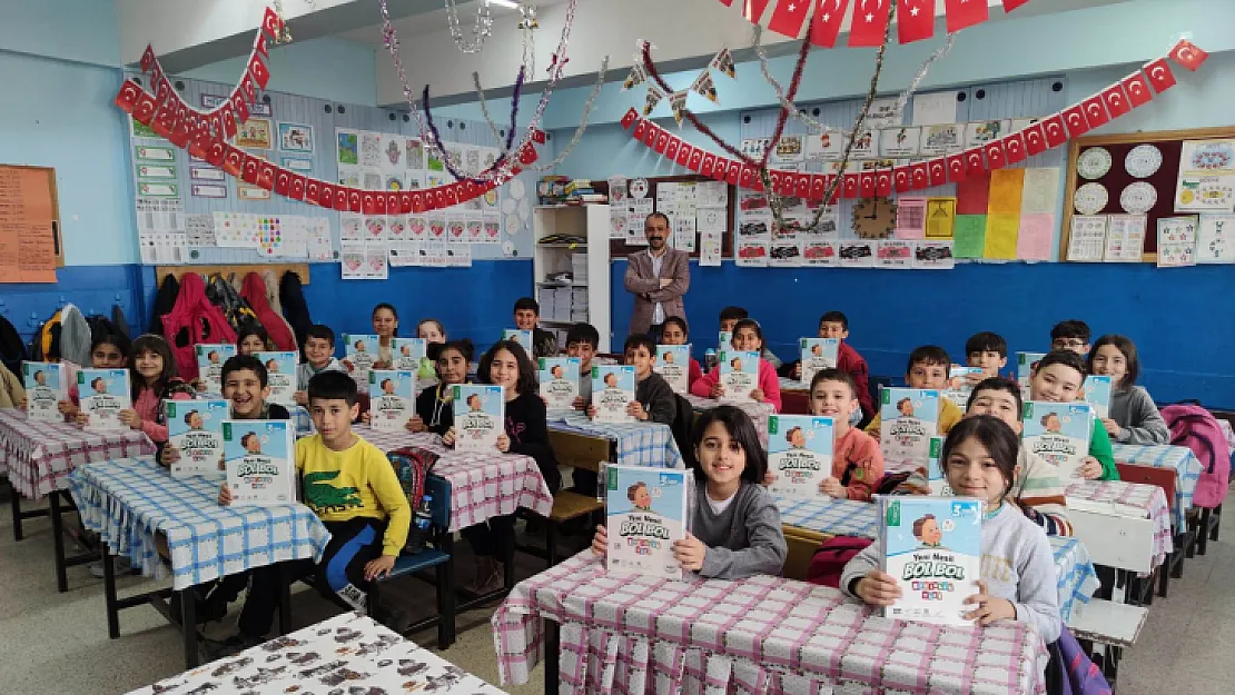 Siirt'te Kaymakam, harçlıklarını AFAD'a bağışlayan öğrencilere kitap hediye etti