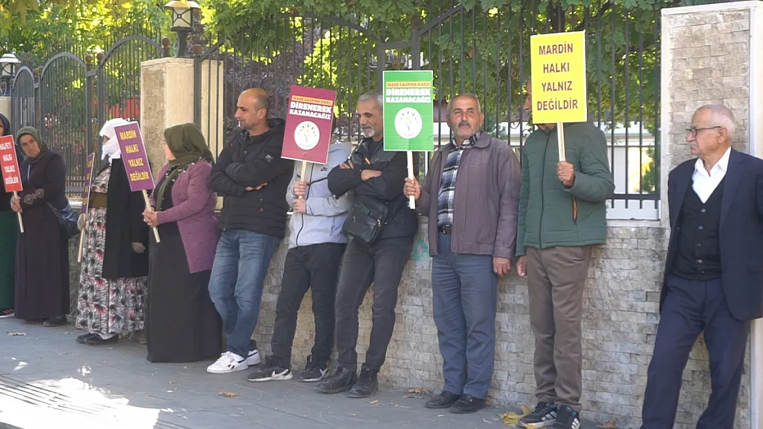 Siirt'te kayyum atamalarına karşı insan zinciri oluşturuldu!