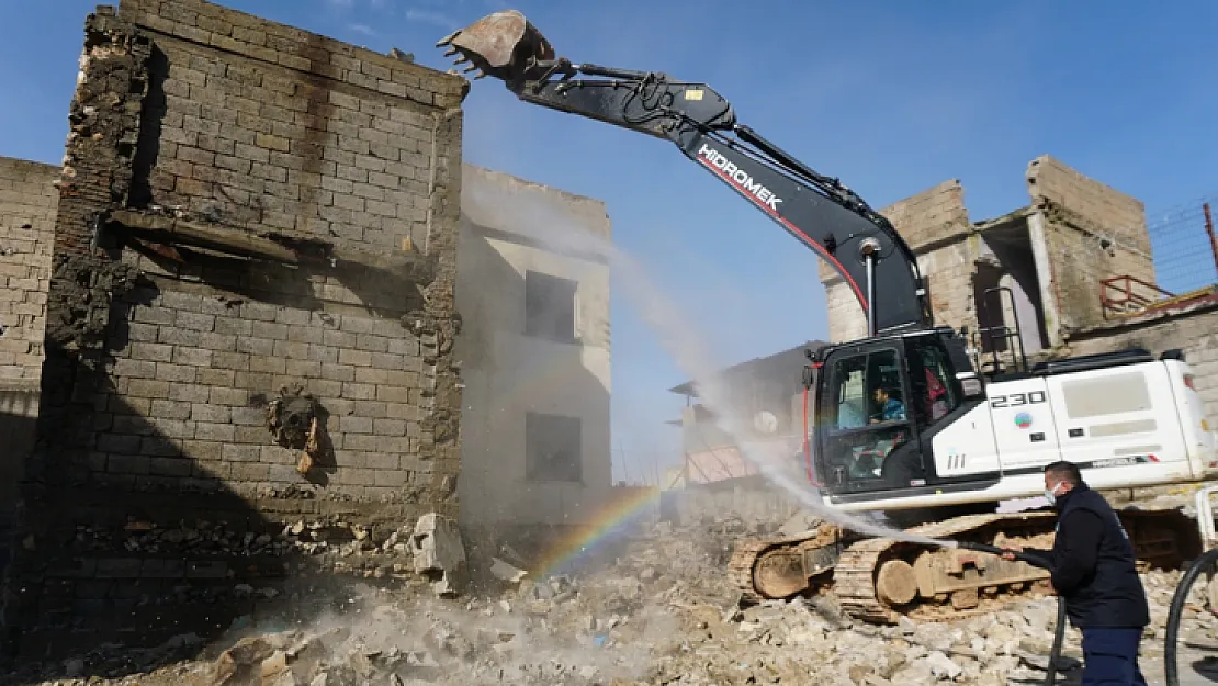 Siirt'te kentsel dönüşüm çalışmaları kapsamında boşaltılan adreslerde yıkım başladı