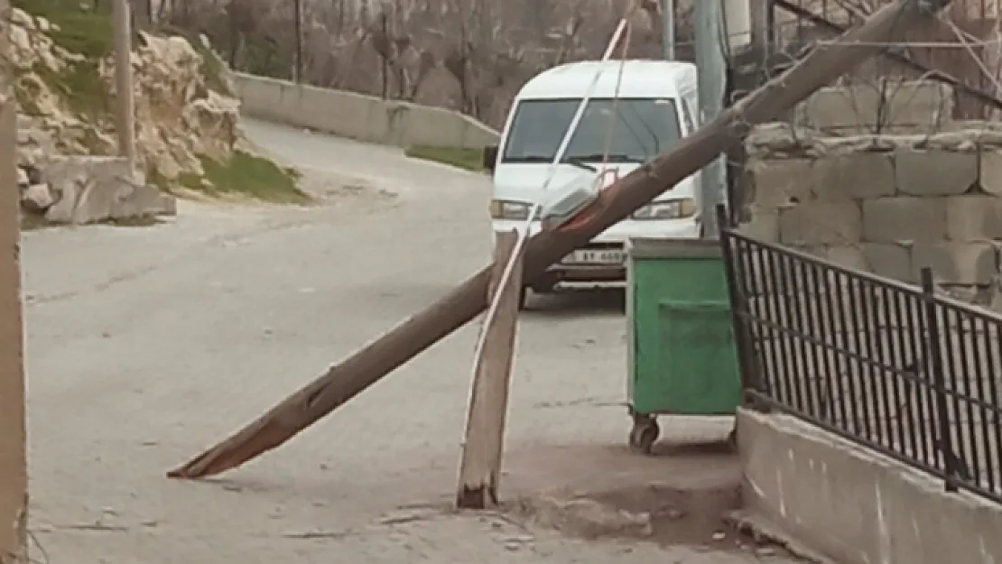 Siirt'te kepçe telefon direğine çarptı, mahalle telefon ve internetsiz kaldı