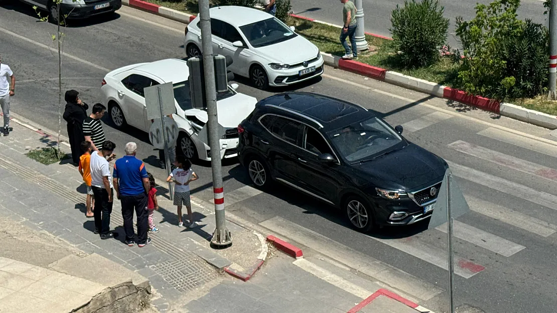 Siirt'te Kırmızı Işıkta Bekleyen Araca Arkadan Çarptı