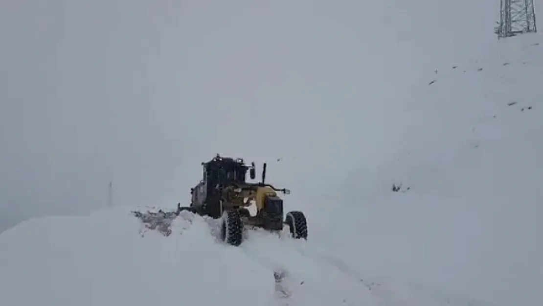 Siirt'te Kış Bitmiyor! Mayıs Ayında Kar Nedeniyle Kapanan Yollar Açıldı