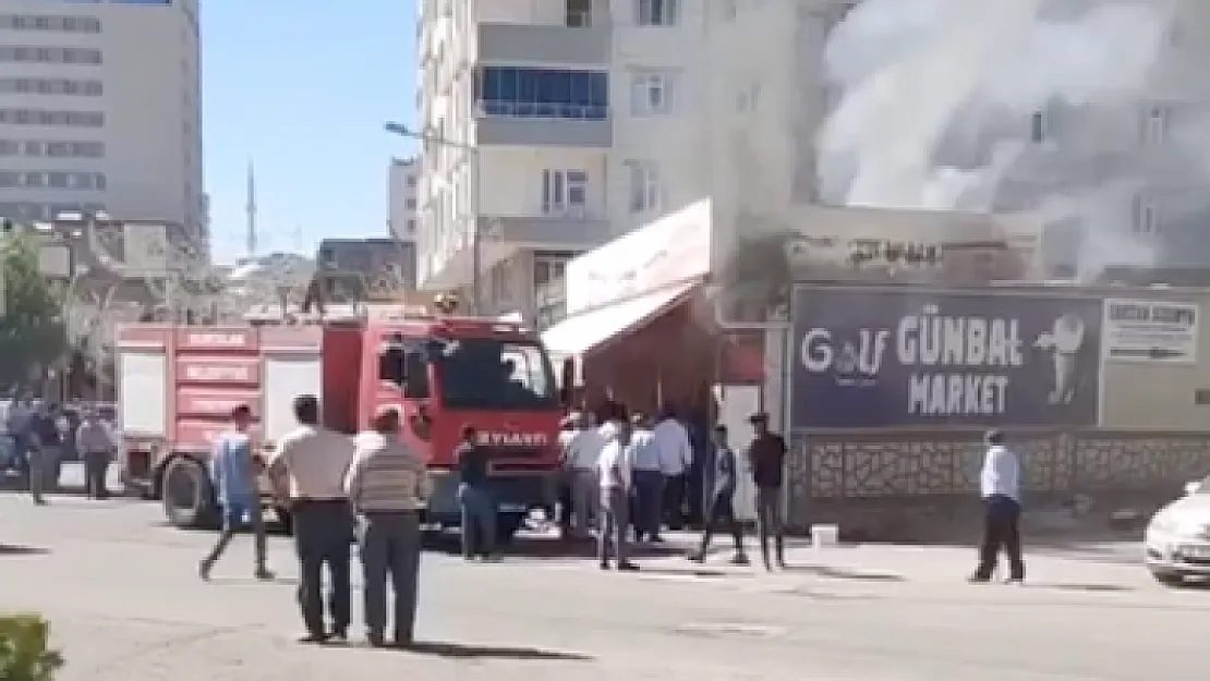 Siirt'te Klimadan Çıkan Yangın Marketi Küle Döndürdü