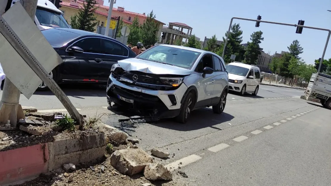 Siirt'te kontrolden çıkan araç orta refüje daldı!