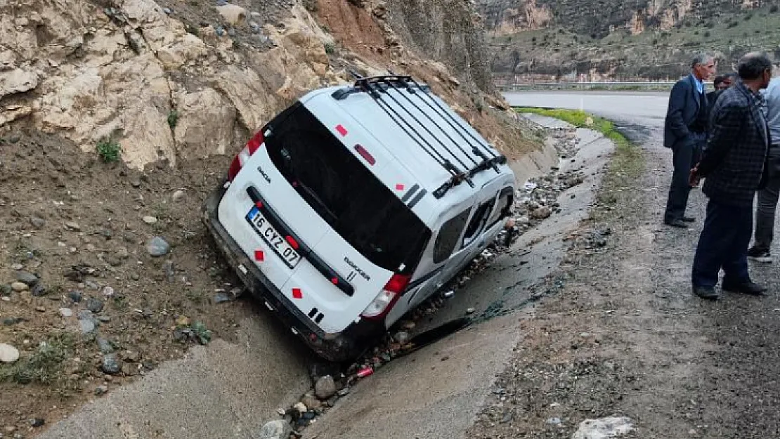 Siirt'te Kontrolden Çıkan Hafif Ticari Araç Yol Kenarına Devrildi